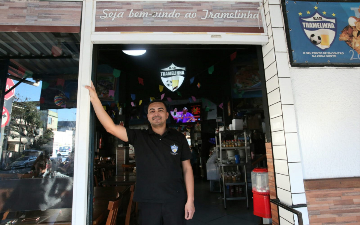Márcio Ferreira é o garçom mais antigo do bar Tramelinha, histórico no bairro de Piedade - Cleber Mendes