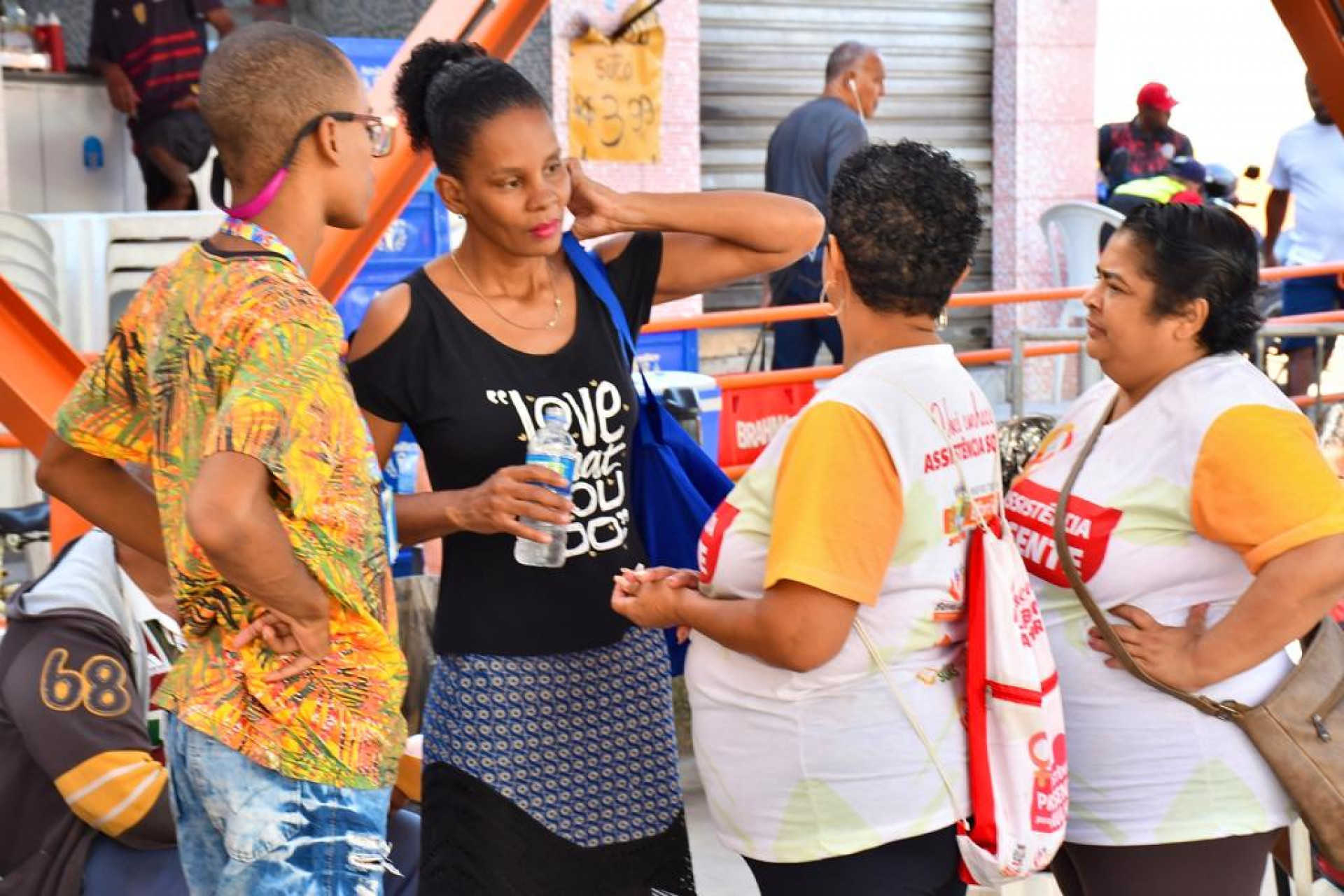 Diana da Silva Guimar&atilde;es (ao centro) aproveitou o mutir&atilde;o para se recadastrar e garantir o Benef&iacute;cio de Presta&ccedil;&atilde;o Continuada (BPC) - Jeovani Campos / PMBR