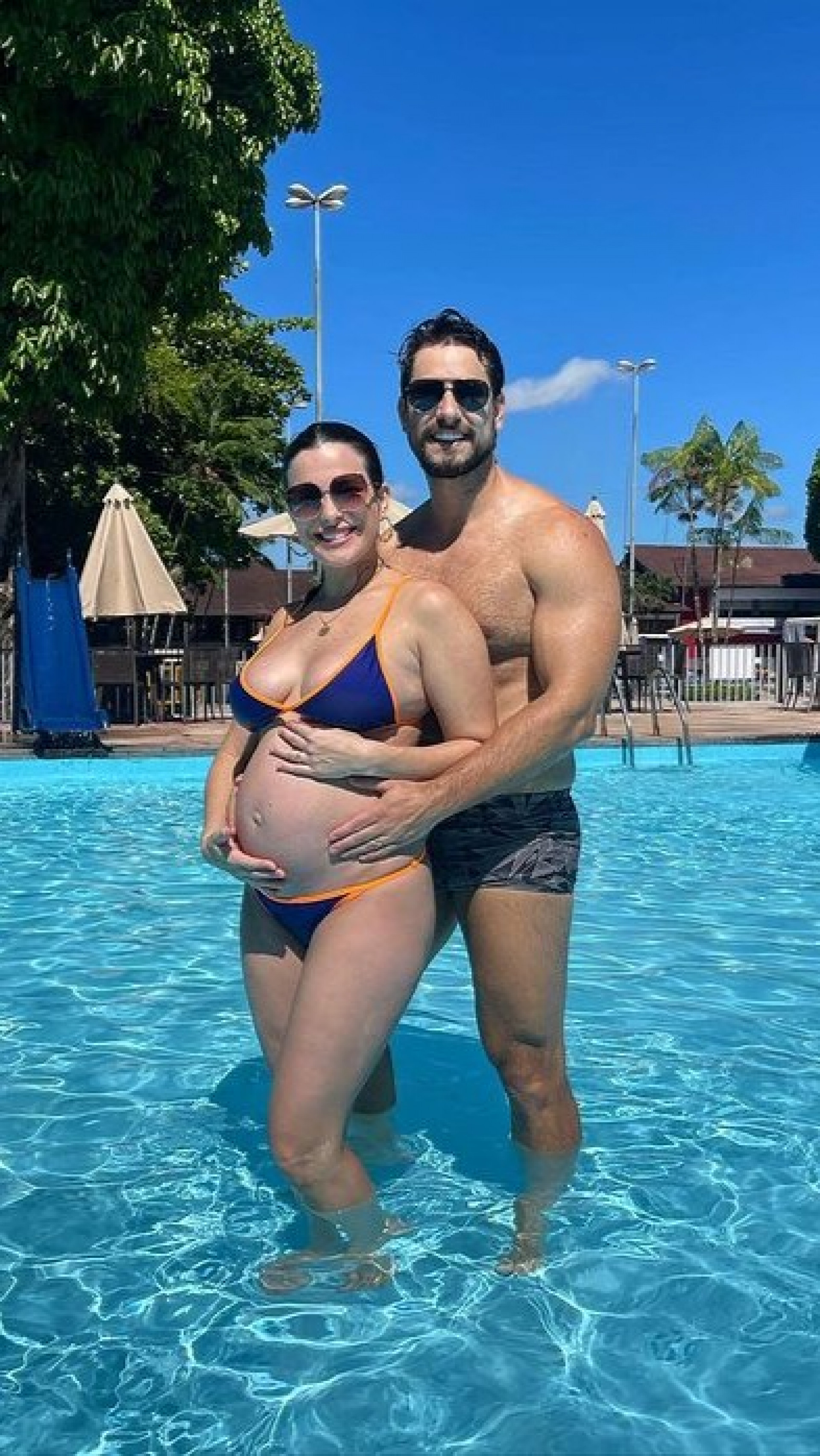 O casal de ex-'BBBs' Kamilla Salgado, 36 anos, e Elieser Ambrosio, 39, est&atilde;o gr&aacute;vidos e publicaram imagens mostrando a barriga  - Reprodu&ccedil;&atilde;o / Instagram 