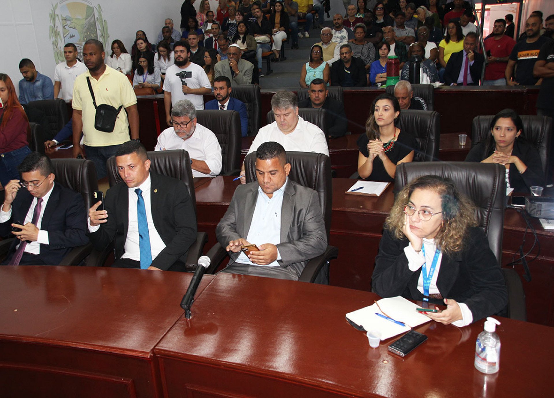 O plenário da Câmara Municipal ficou cheio com a presença dos vereadores e dos belforroxenses que cobraram um melhor atendimento da Águas do Rio - Divulgação / CMBR