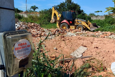 Prefeitura derruba mais duas construções irregulares em Itaipuaçu