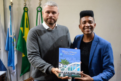 Drable presenteia Câmara de Quatis com o livro ‘Barra Mansa: Cidade da Gente’