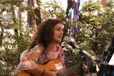 Casa do Artesão, em São Pedro da Aldeia, tem música ao vivo com Mayla Árvore