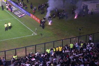 Torcida do Vasco arremessa bombas no gramado após derrota para o Goiás