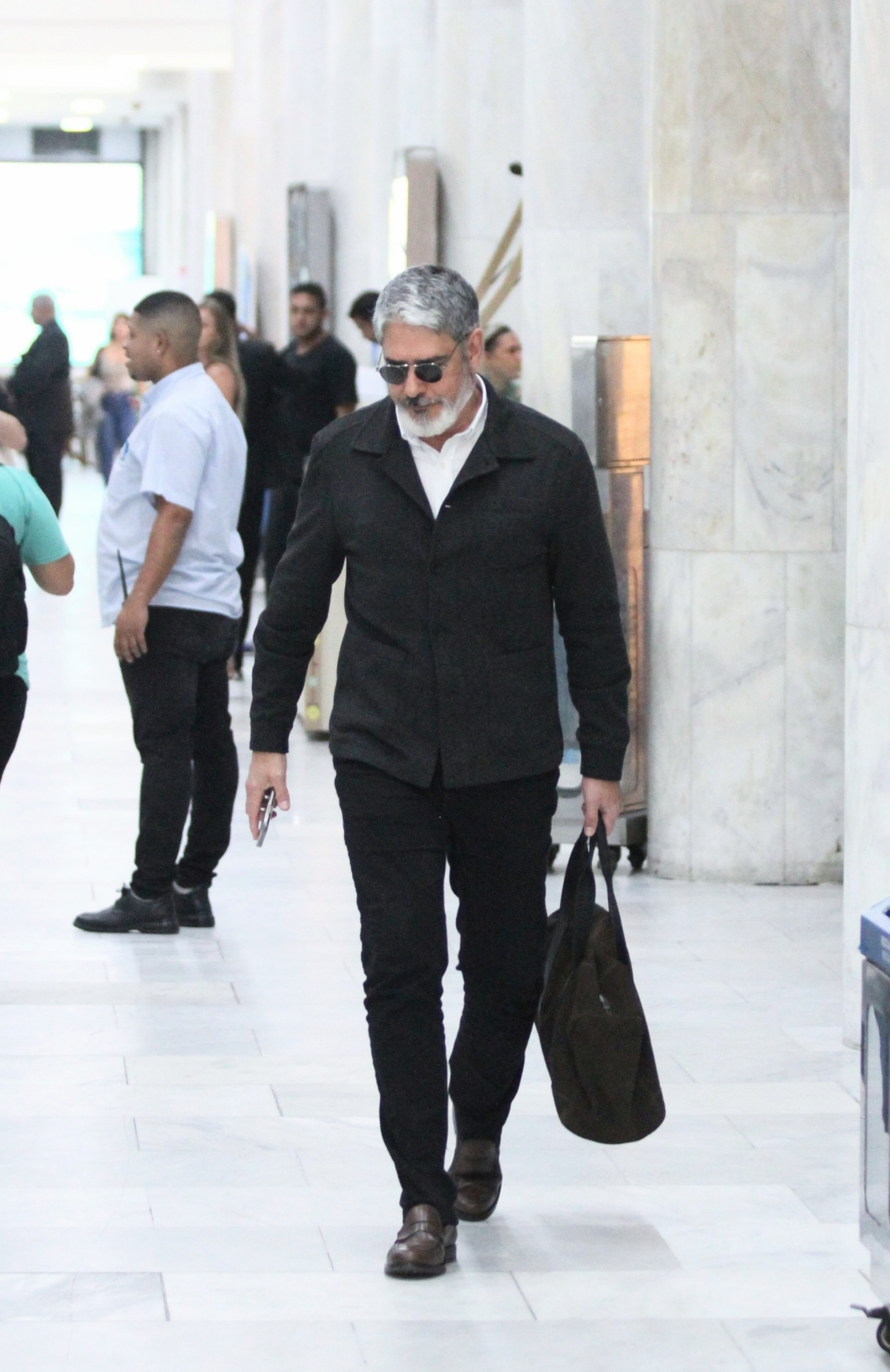 William Bonner durante desembarque em aeroporto do Rio - Foto: Adão/AgNews