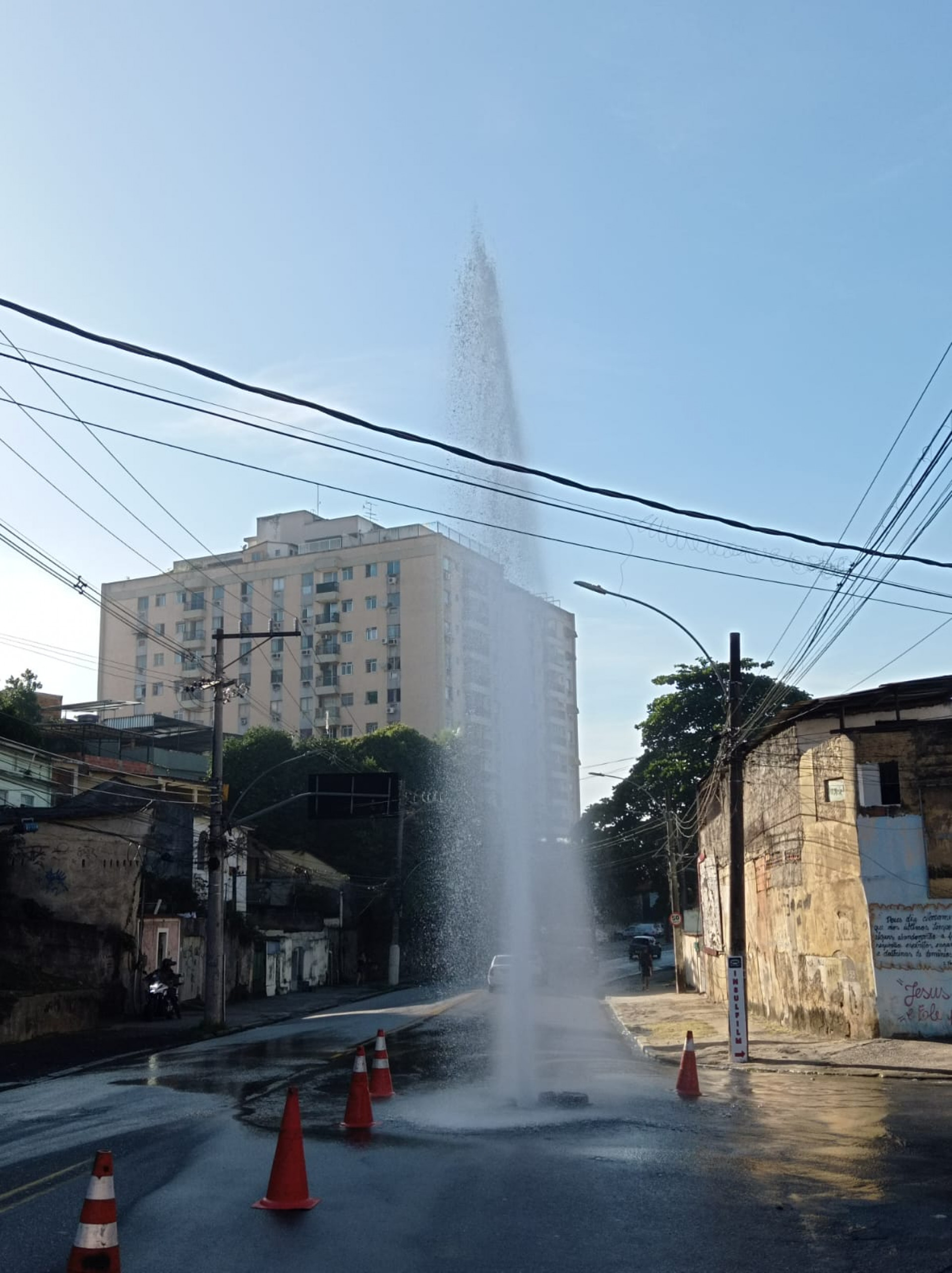 Tubula&ccedil;&atilde;o de alta press&atilde;o estoura em via da Zona Norte do Rio

