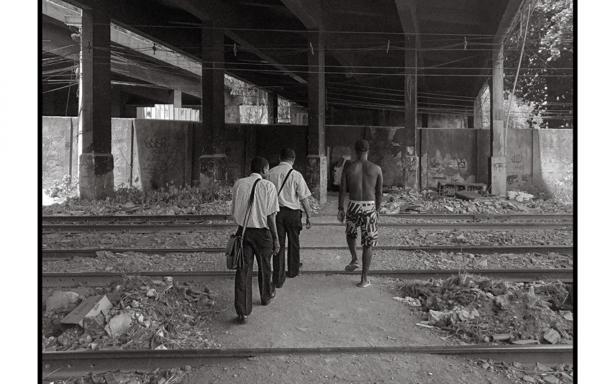 Pessoas atravessam trilha do trem em Barros Filhos. A foto é do perfil do Instagram 160 Rios, que exibe imagens em preto e branco de todos os bairros da cidade - Felipe Viveiros / Reprodução