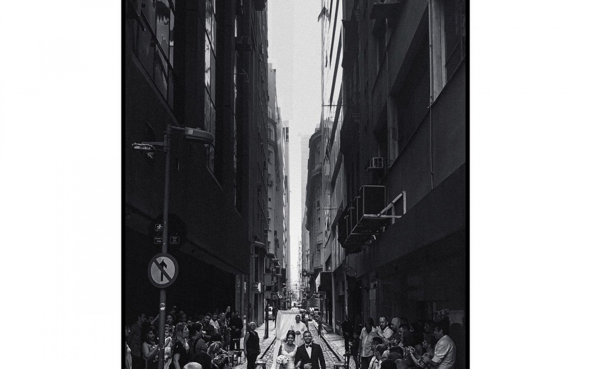 Casamento na Rua do Ouvidor, no Centro. A foto é do perfil do Instagram 160 Rios, que exibe imagens em preto e branco de todos os bairros da cidade - Felipe Viveiros / Reprodução