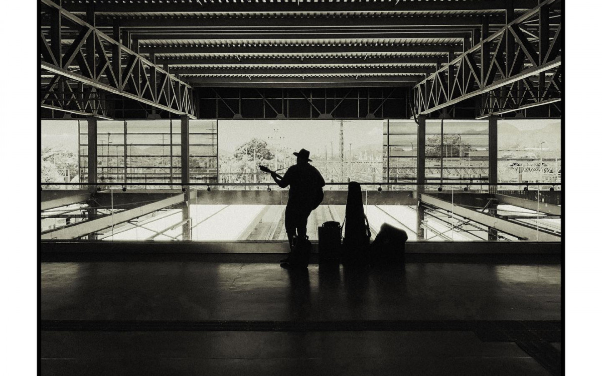 Músico toca em estação de trem de Deodoro, na Zona Oeste - Felipe Viveiros / Reprodução