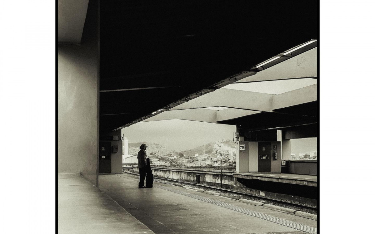 Músico espera por trem em estação de Benfica, na Zona Norte - Felipe Viveiros / Reprodução