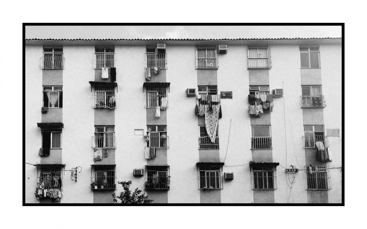 Janelas de prédio no Engenho da Rainha. Perfil 160 Rios exibe imagens da cidade em preto e branco - Felipe Viveiros / Reprodução