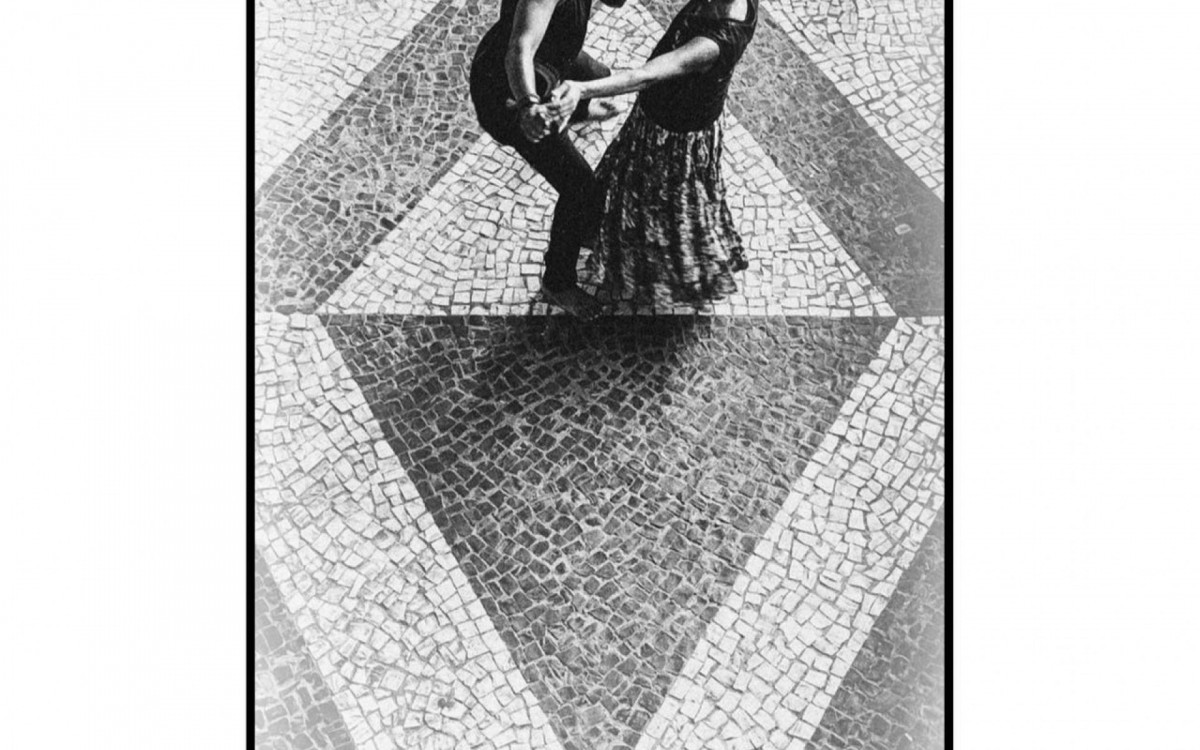 Casal dança jongo em Madureira. Foto é do perfil do Instagram 160 Rios, que exibe imagens em preto e branco de todos os bairros da cidade - Felipe Viveiros / Reprodução