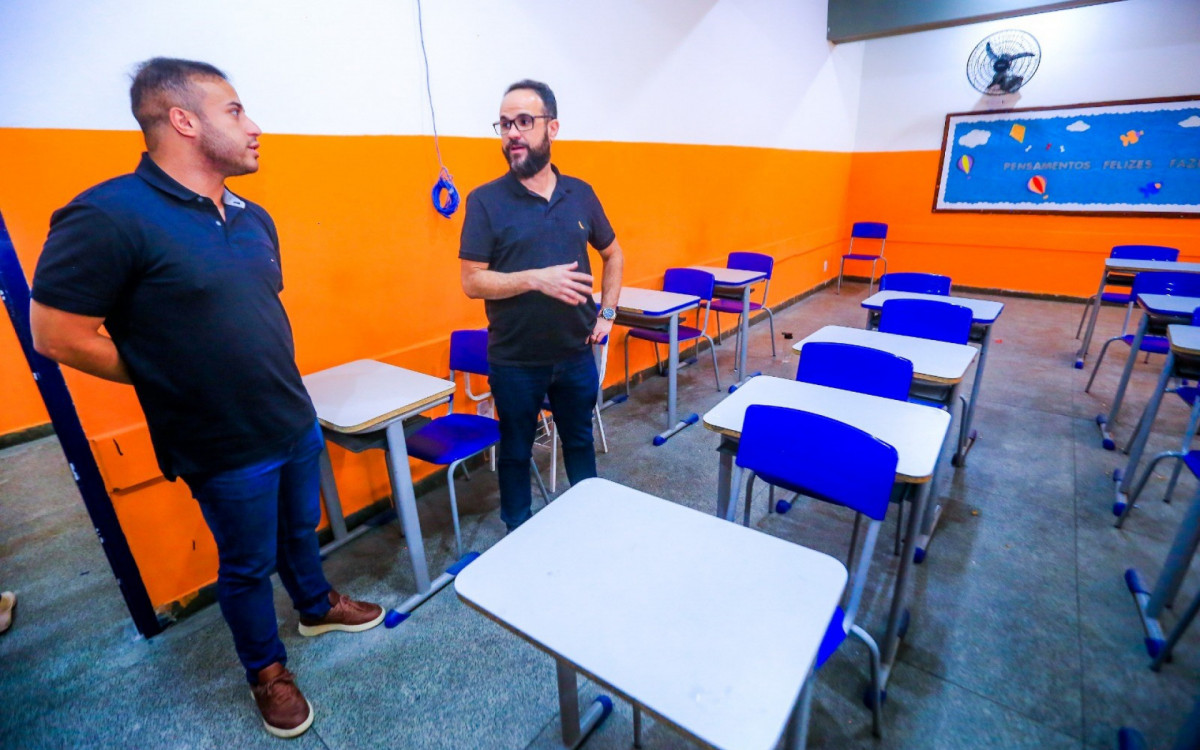 Os secret&aacute;rios Matheus Carneiro e Denis visitaram o Ciep Constantino Reis