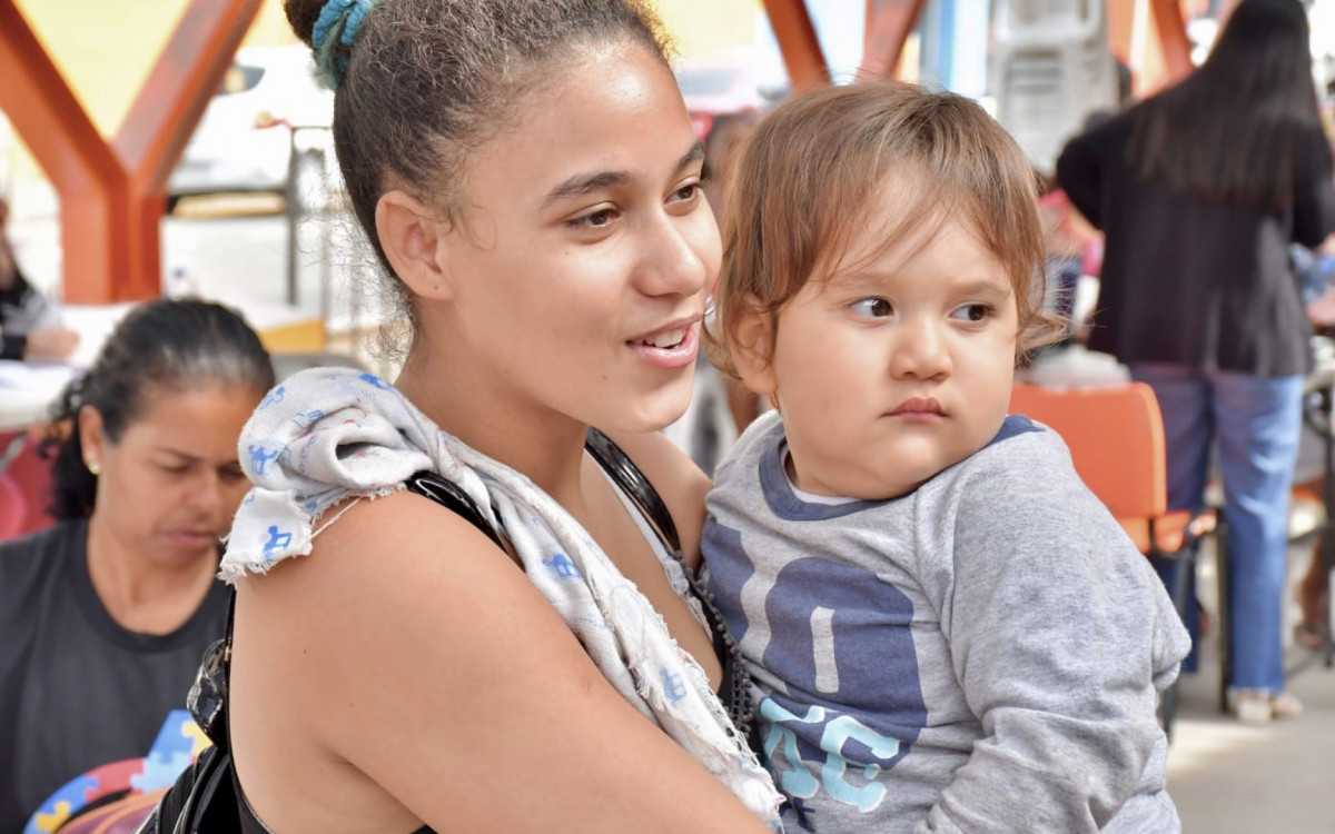 A dona de casa Larissa Mariano Modesto m&atilde;e do Gabriel de apenas um ano e quatro meses se recadastrou