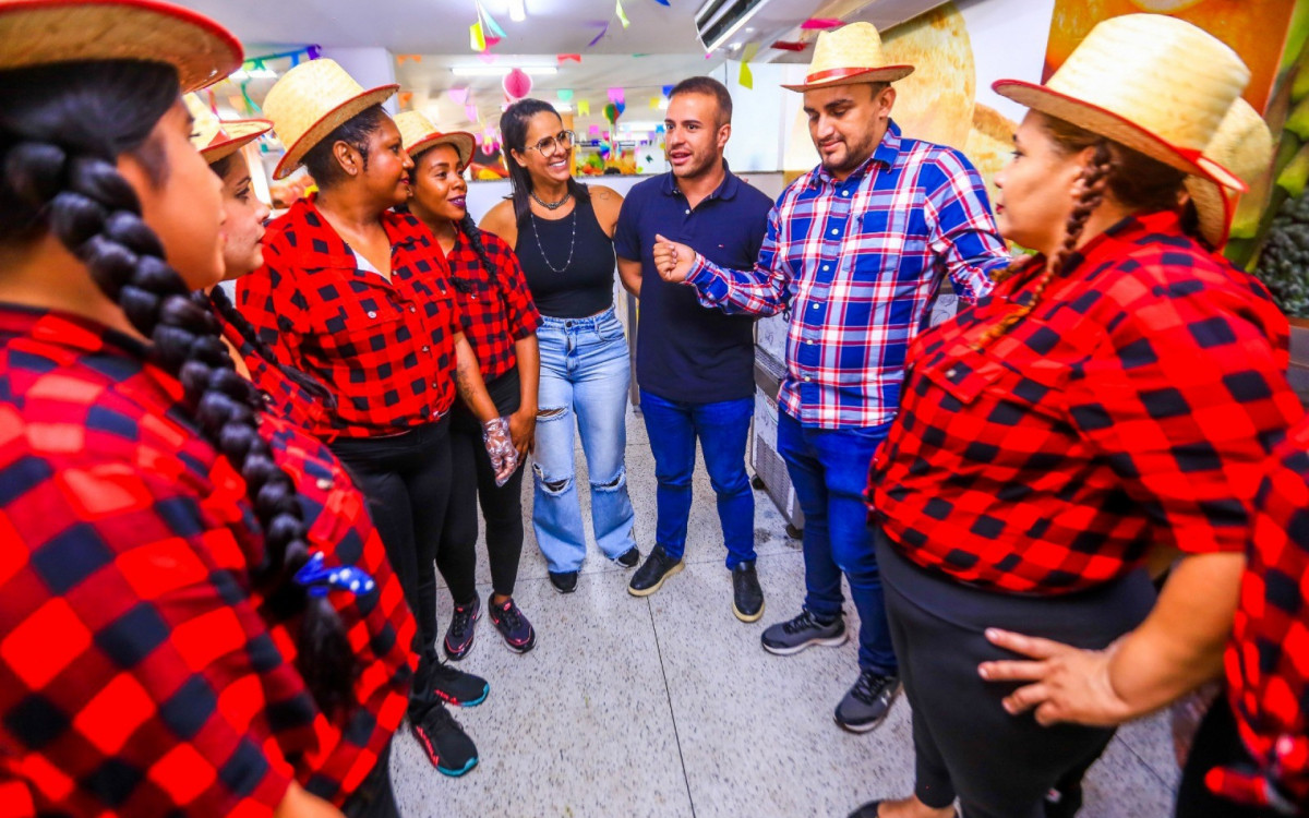 Tati Ervite e Matheus Carneiro conversaram com os funcion&aacute;rios do Restaurante do Povo e fizeram elogios ao empenho e dedica&ccedil;&atilde;o de todos