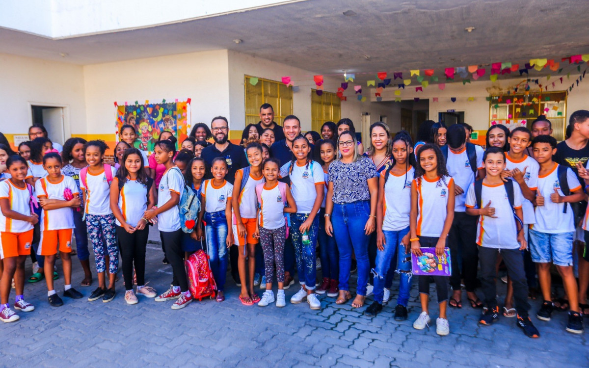 Alunos da escola municipal Julio Cesar de Andrade com os secret&aacute;rios Denis Macedo e Matheus Carneiro