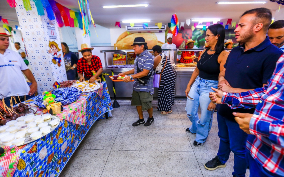 Tati Ervite e Matheus Carneiro observam a mesa montada com tema de festa junina que agradou aos frequentadores