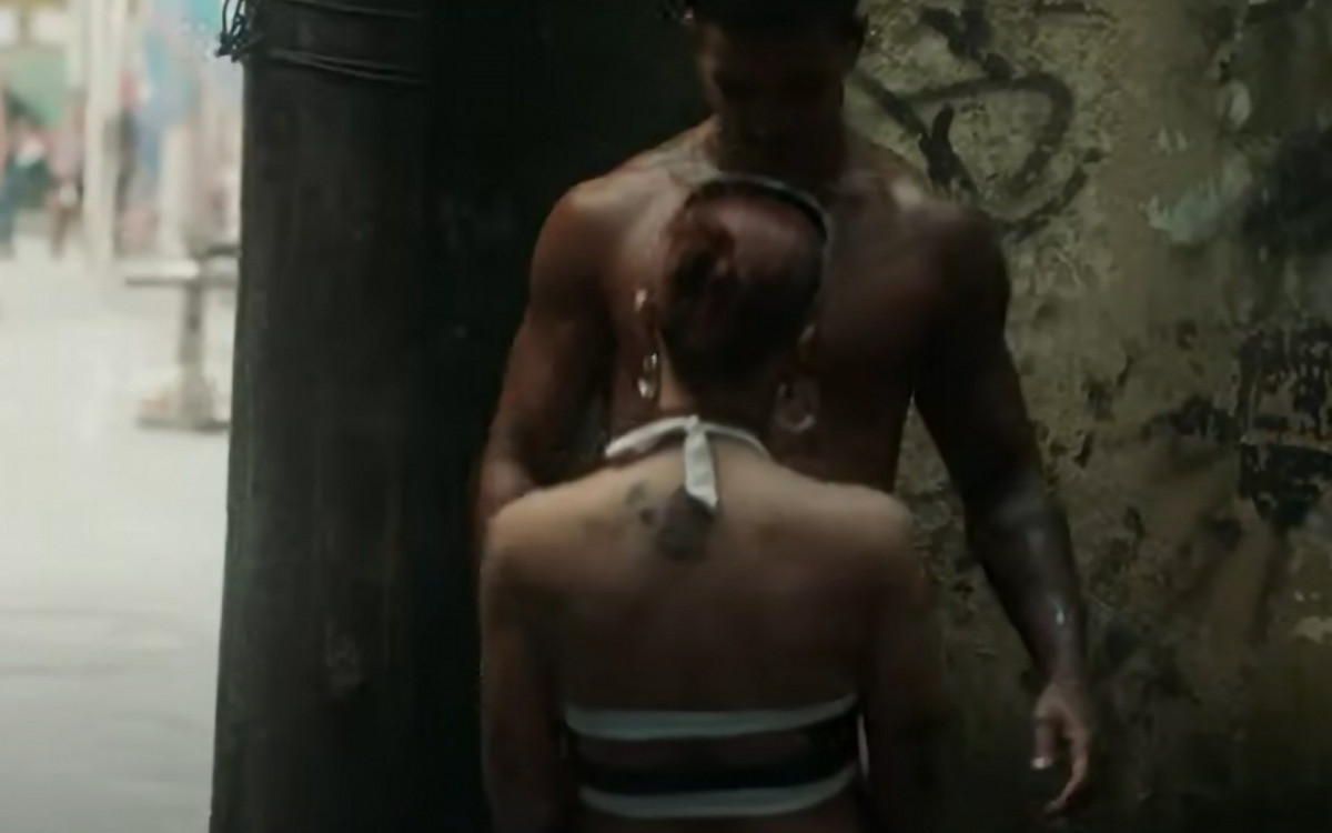 Anitta protagoniza cenas quentes no clipe de Funk Rave