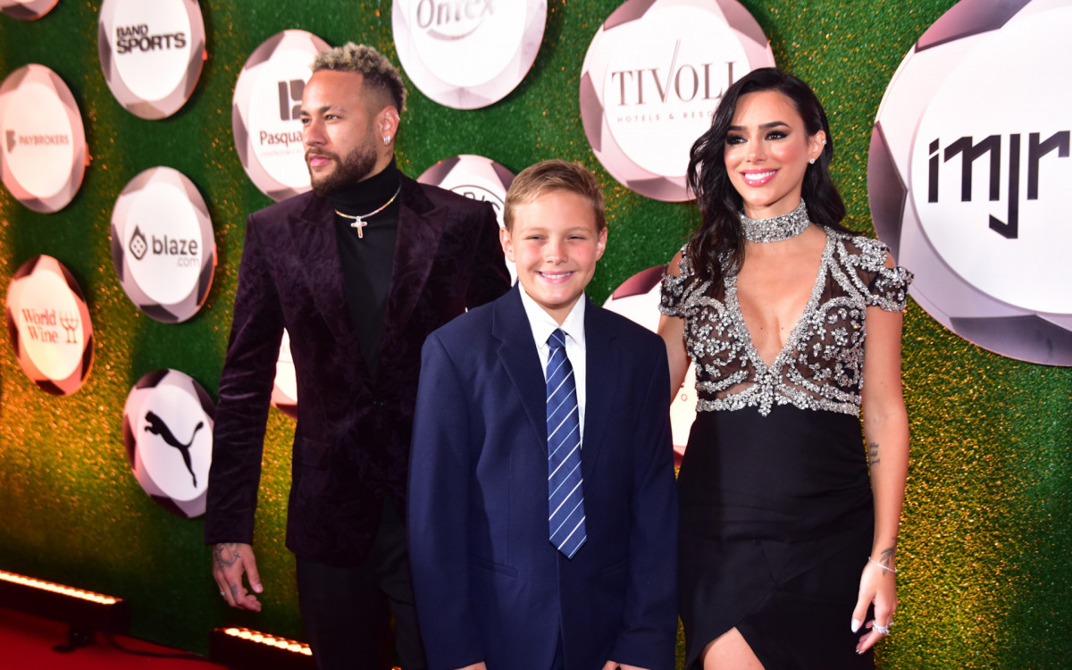 Neymar posa com Bruna Biancardi e o filho, Davi Lucca