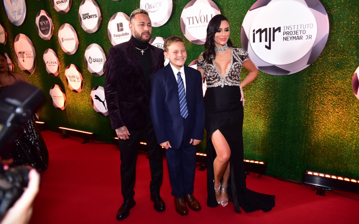 Neymar posa com Bruna Biancardi e o filho, Davi Lucca