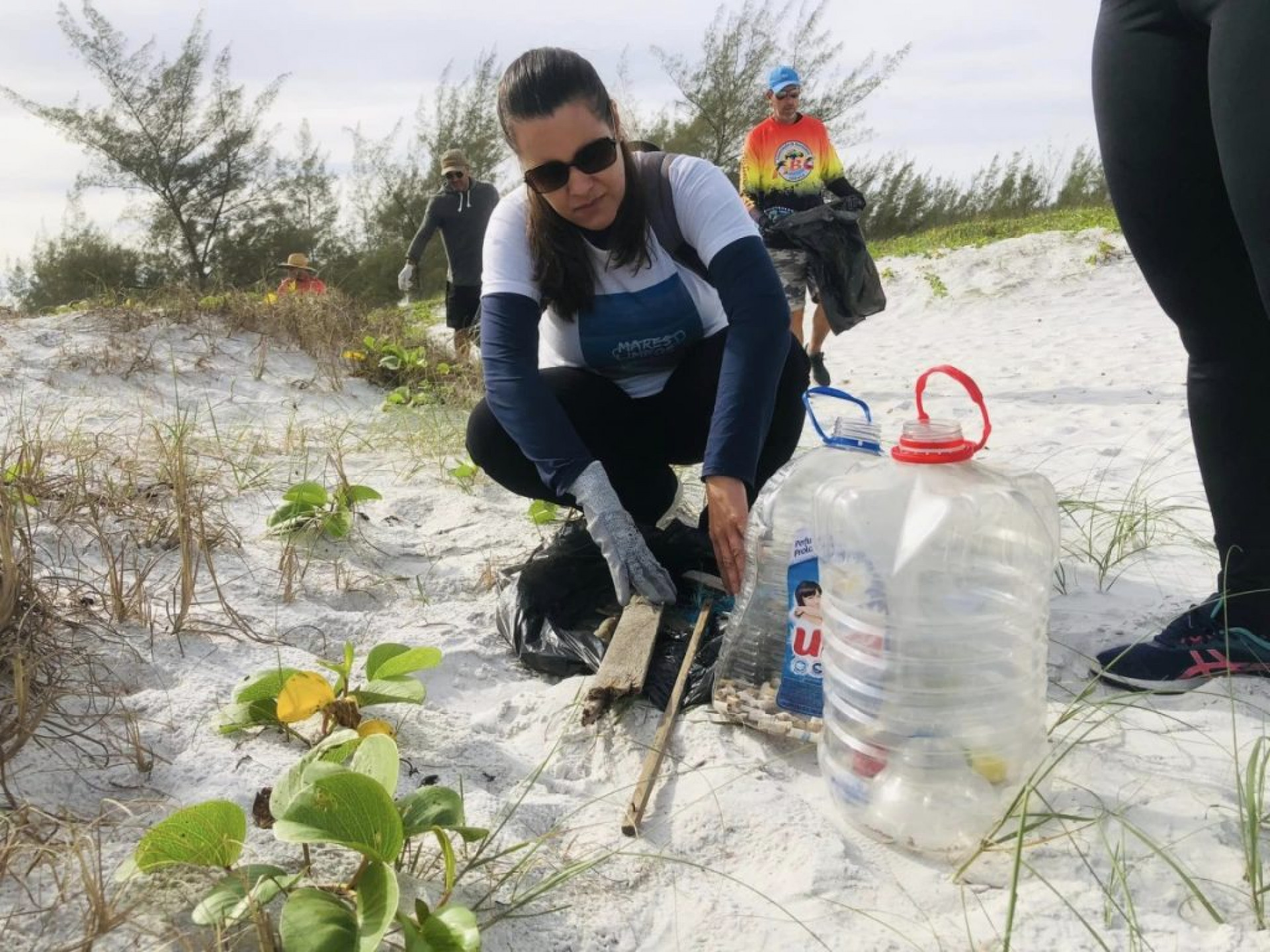 Dados coletados em outras edições, revelaram que as bitucas de cigarro são os resíduos mais comuns nas praias do município. - Ascom 