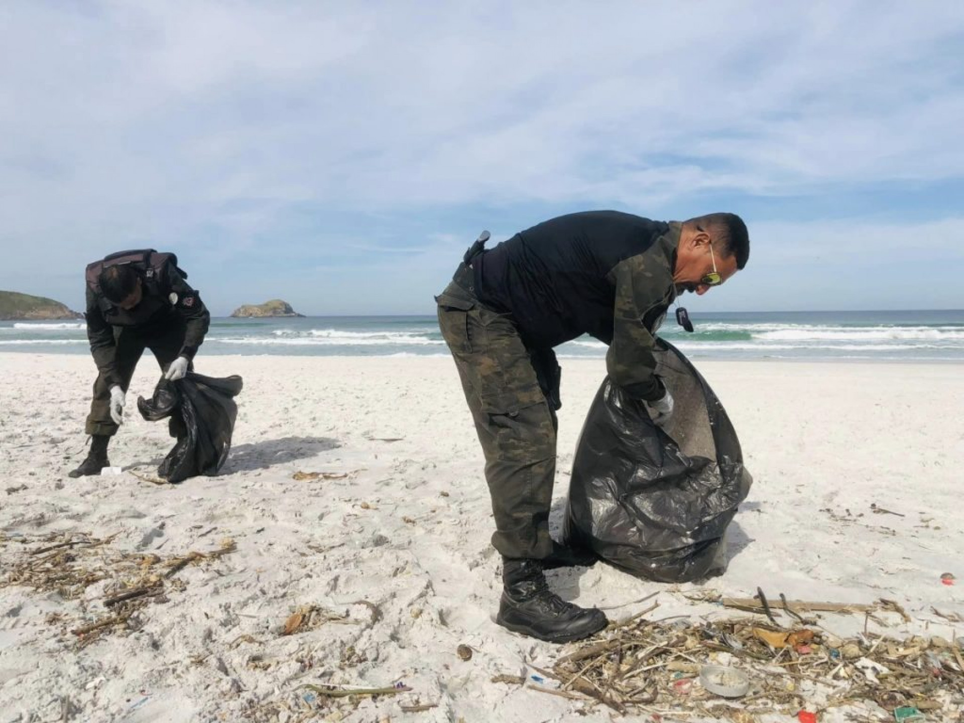 Dados coletados em outras edições, revelaram que as bitucas de cigarro são os resíduos mais comuns nas praias do município. - Ascom 