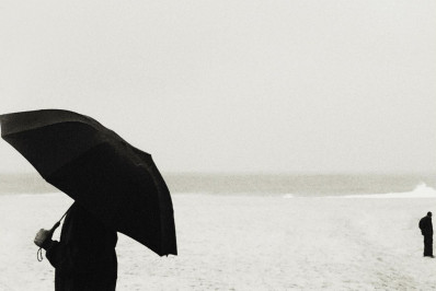 Usando apenas um celular, fotógrafo revela diferentes visões em preto e branco de uma mesma cidade