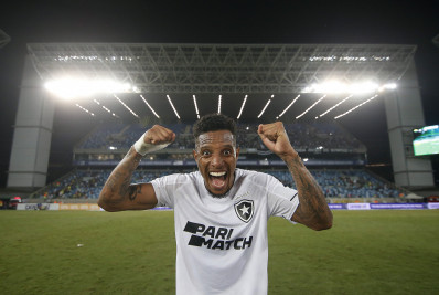 Tchê Tchê exalta força do Botafogo: 'Time sabe se camuflar nas adversidades'