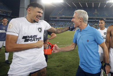 Líder, Botafogo debocha do Flamengo após goleada sofrida para o Bragantino