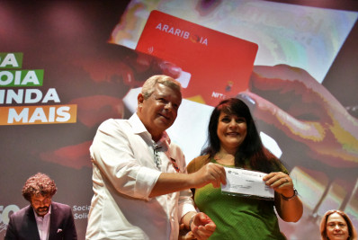 Prefeito Axel Grael entrega os primeiros cartões às novas famílias 