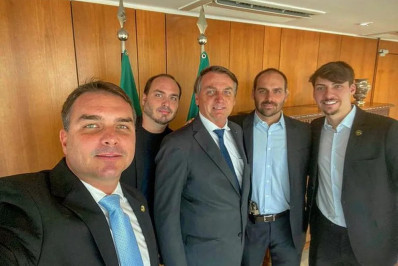 Família Bolsonaro fica tensa com ação da polícia contra Jair Renan
