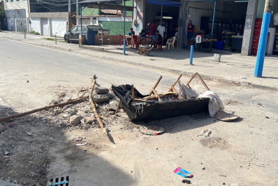 PM retira barricadas feiras por traficantes na comunidade do Sebinho