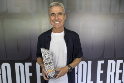 Botafogo: Luís Castro recebe prêmio da CBF e escolhe doar uma tonelada de alimentos à Central Única Das Favelas