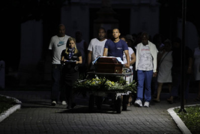 Motorista de aplicativo encontrado morto dentro de carro é enterrado