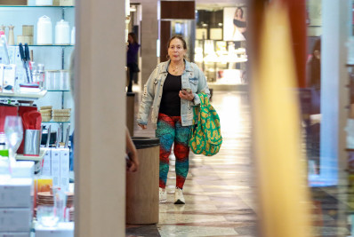 Com roupa fitness, Susana Vieira passeia por shopping do Rio