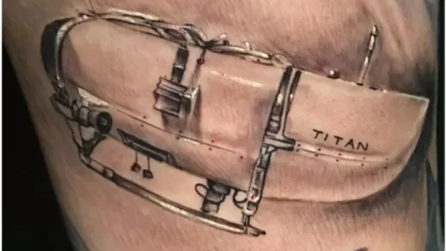 Brasileiro tatua submarino que implodiu durante expedição ao Titanic