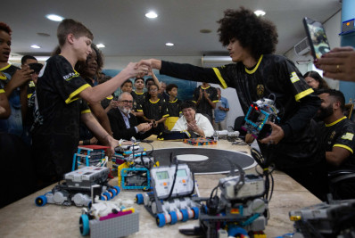 Equipes de robótica de Volta Redonda visitam prefeito Neto antes de torneio