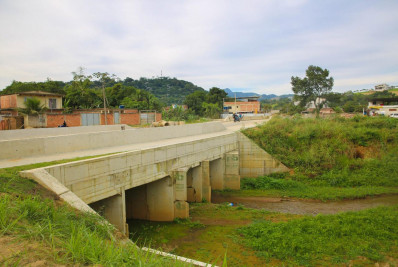 Caxias prossegue com construção de via em Xerém 
