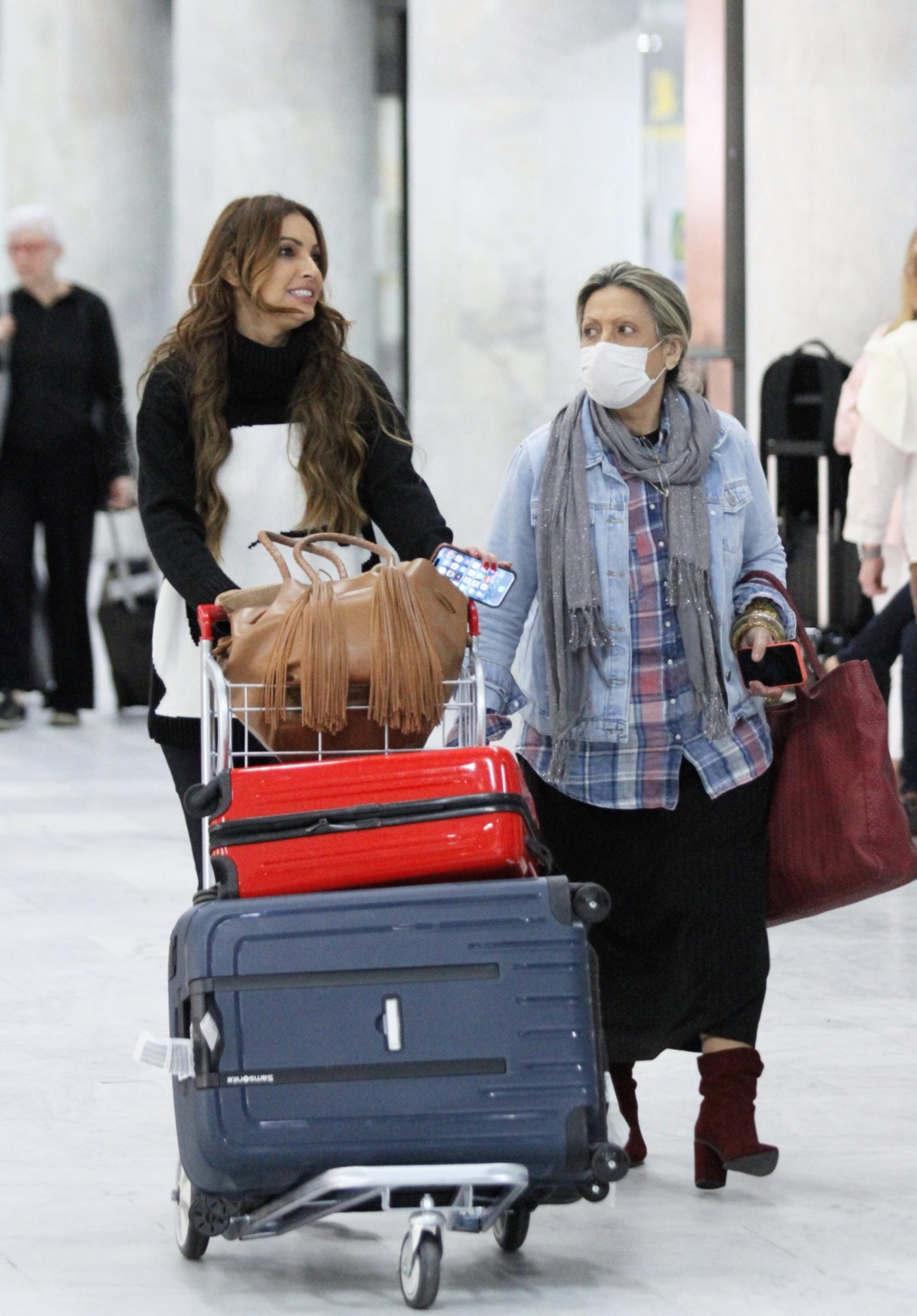 Patrícia Poeta desembarca no Rio ao lado da mãe - Adão/Ag. News