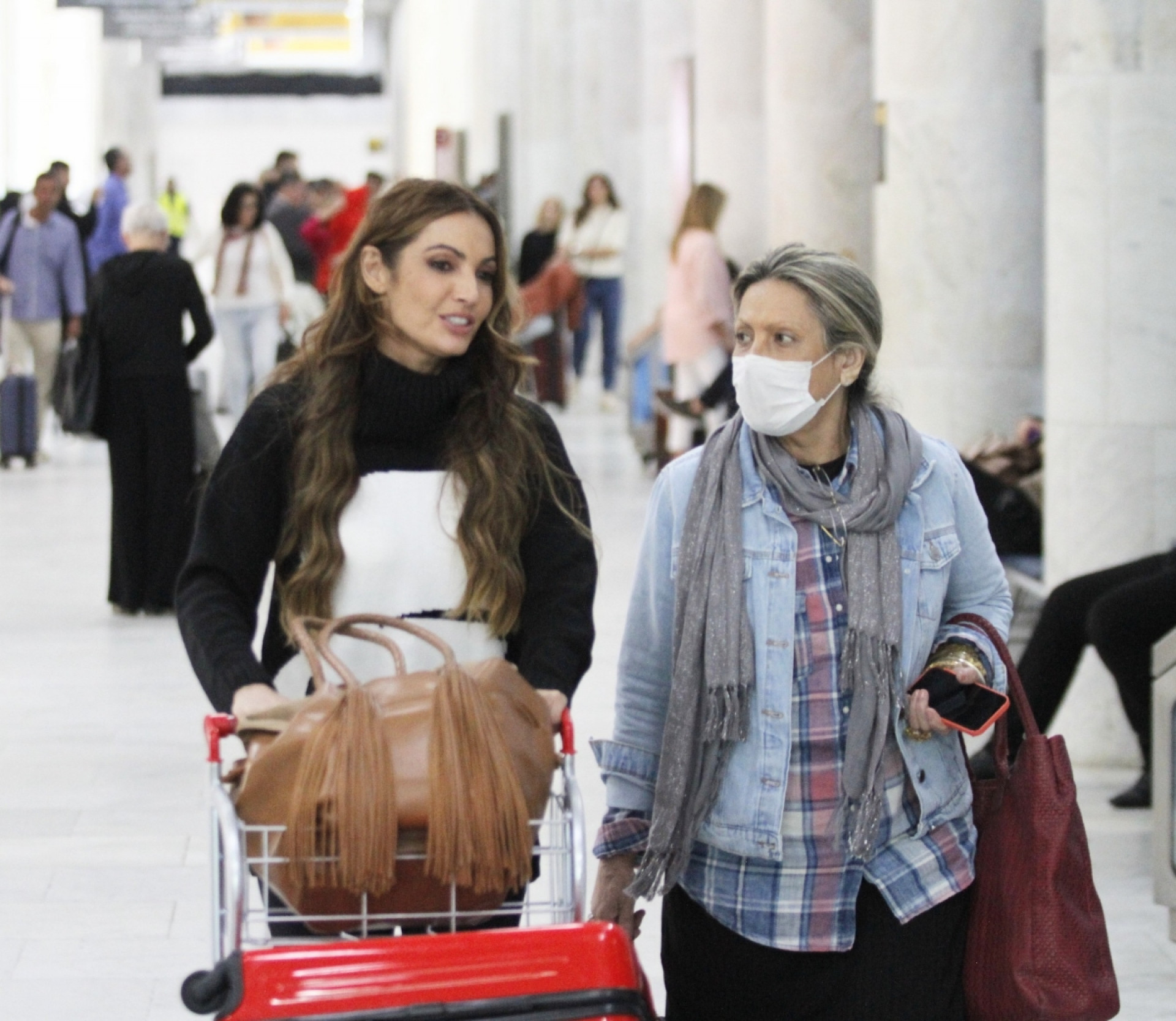 Patrícia Poeta desembarca no Rio ao lado da mãe - Adão/Ag. News