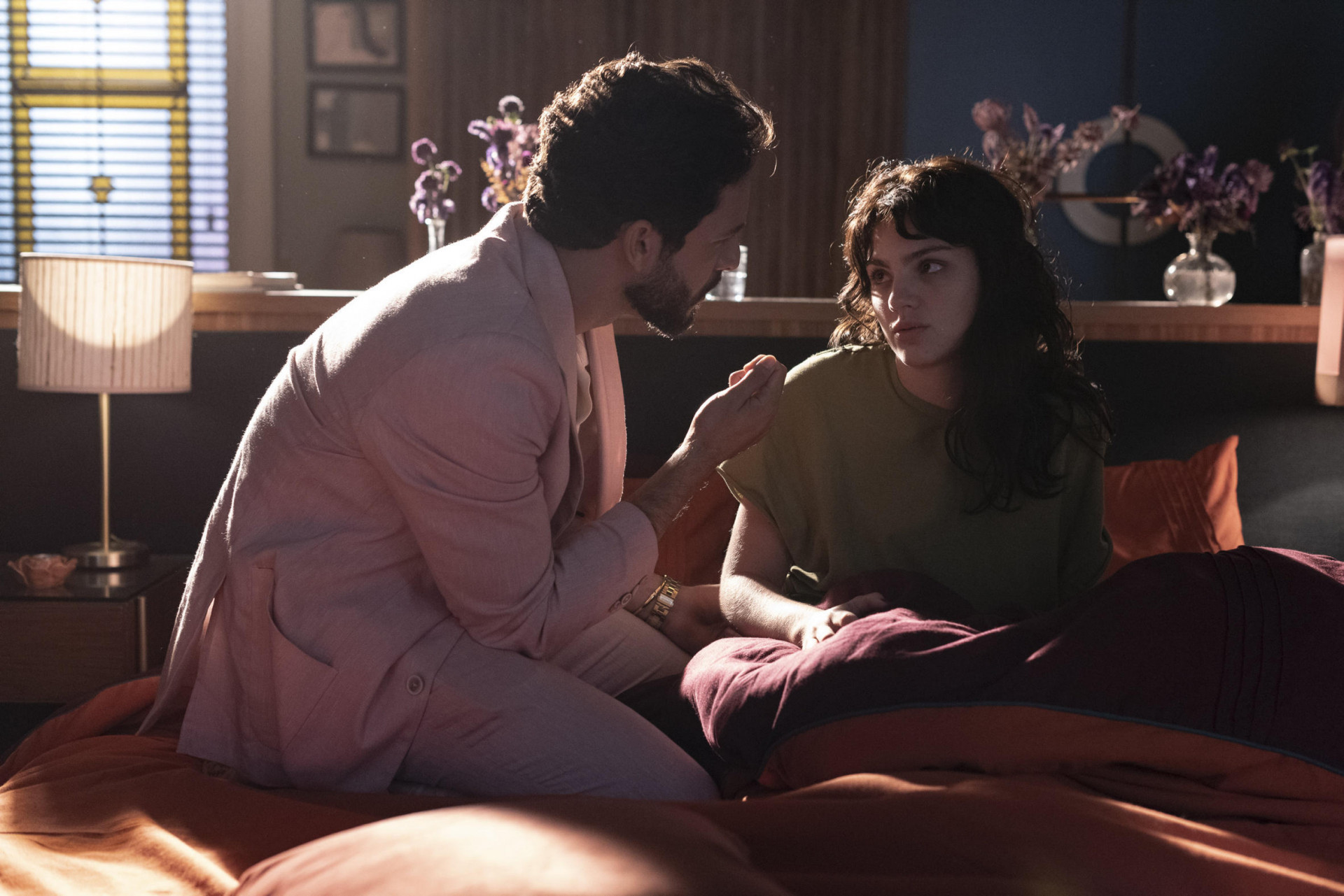  Luigi (Rainer Cadete) com uma pilha de remédios na frente. Petra (Debora Ozório) diz que não está suportanto o tratamento. - Globo/ Ellen Soares