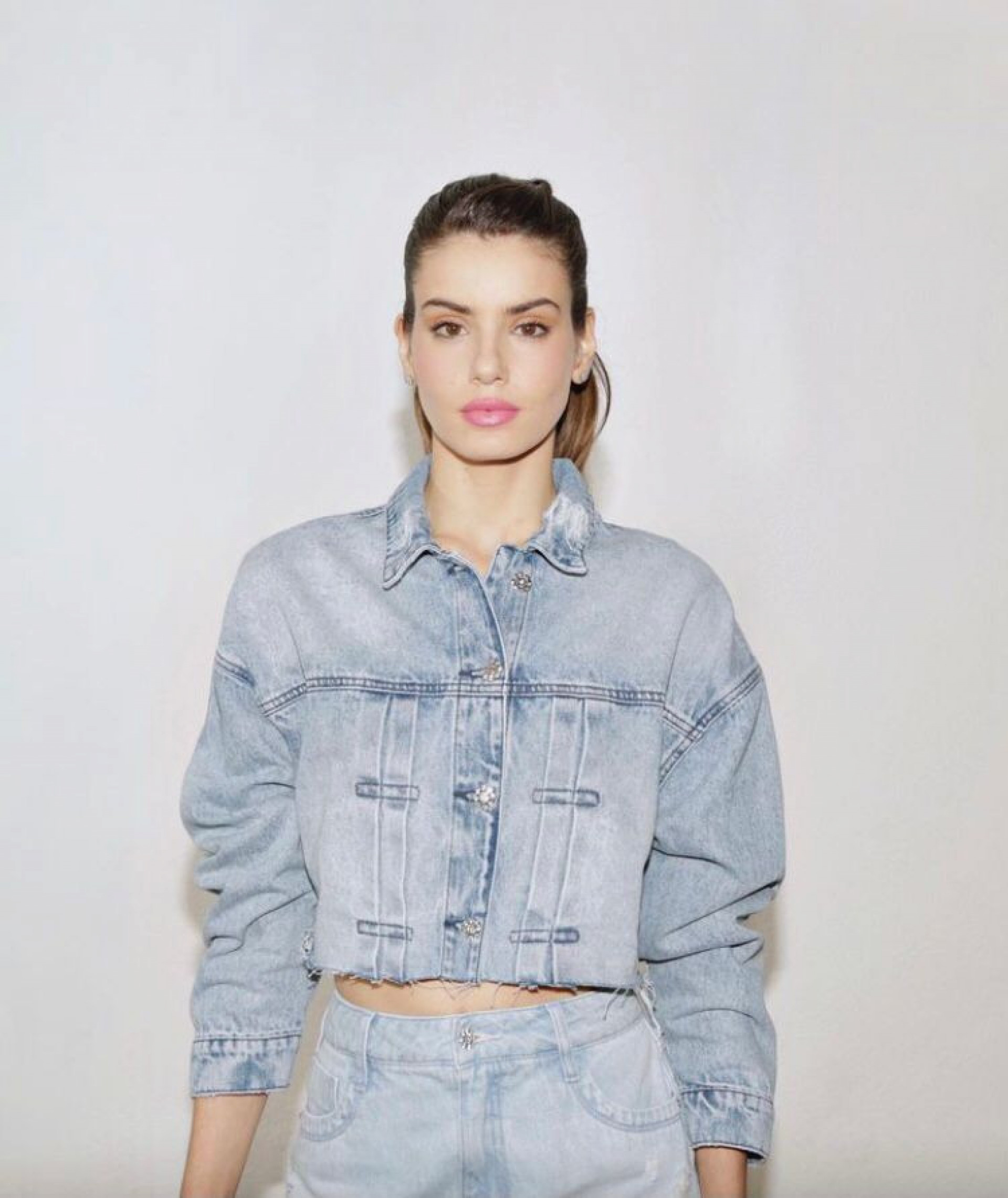 Camila Queiroz compartilha look all jeans e recebe elogios dos fãs - Reprodução / Instagram