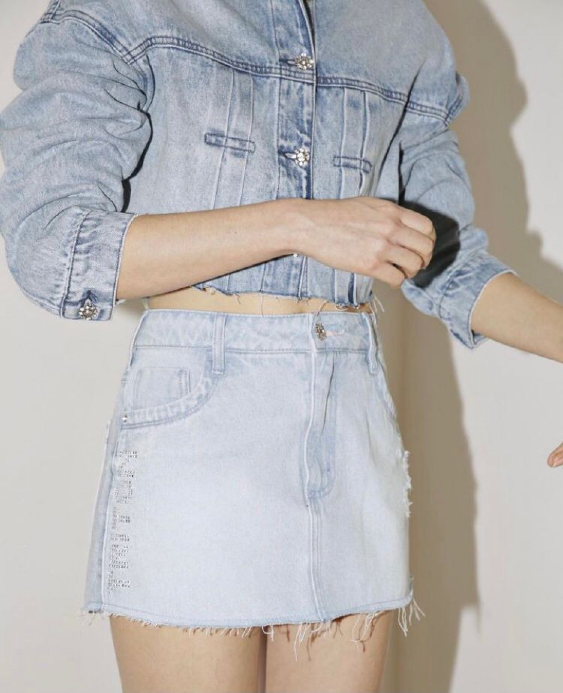 Camila Queiroz compartilha look all jeans e recebe elogios dos fãs - Reprodução / Instagram