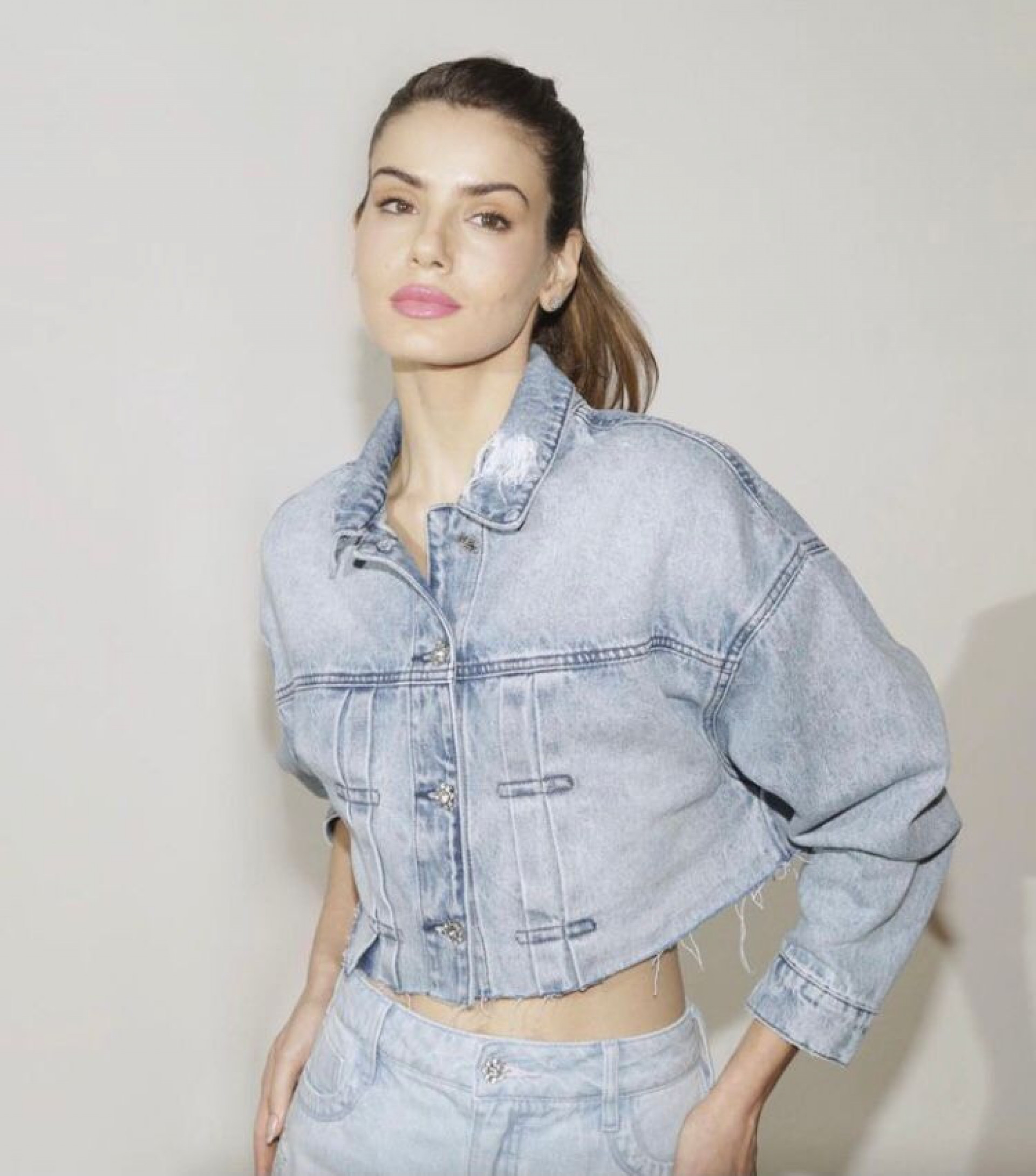 Camila Queiroz compartilha look all jeans e recebe elogios dos fãs - Reprodução / Instagram