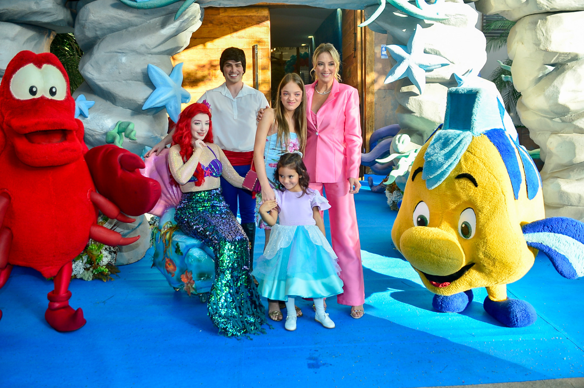Ticiane Pinheiro, Rafinha e Manuella posam ao lado de personagens de 'A Pequena Sereia' - Eduardo Martins