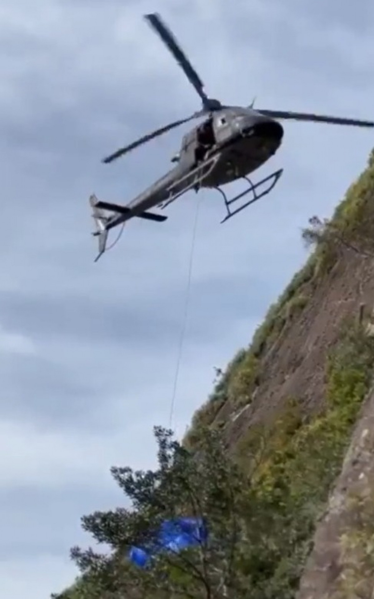 Policiais civis resgataram a vítima com uso de um helicóptero - Reprodução