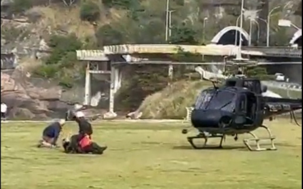 Policiais civis resgataram um homem que colidiu com a Pedra da G&aacute;vea neste s&aacute;bado (24)