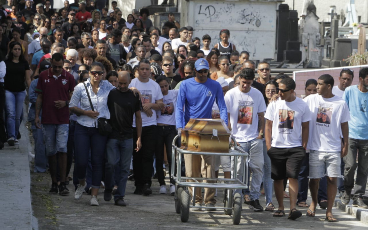 Douglas Vianna, 22 anos, que morreu ao cair do BRT, foi enterrado no Cemit&eacute;rio de Santa Cruz - Marcos Porto/Ag&ecirc;ncia O DIA