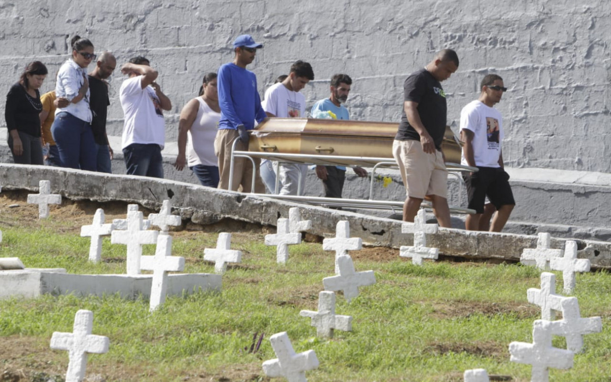 Douglas Vianna, 22 anos, que morreu ao cair do BRT, foi enterrado no Cemit&eacute;rio de Santa Cruz - Marcos Porto/Ag&ecirc;ncia O DIA