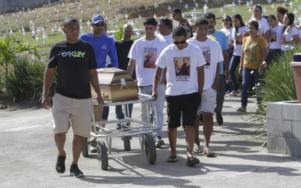Douglas Vianna, 22 anos, que morreu ao cair do BRT, foi enterrado no Cemit&eacute;rio de Santa Cruz - Marcos Porto/Ag&ecirc;ncia O DIA